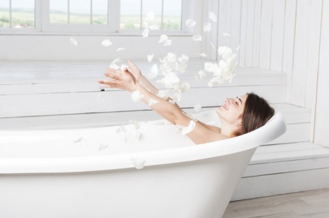 feliz-mujer-arrojando-petalos-banera_23-2147835571